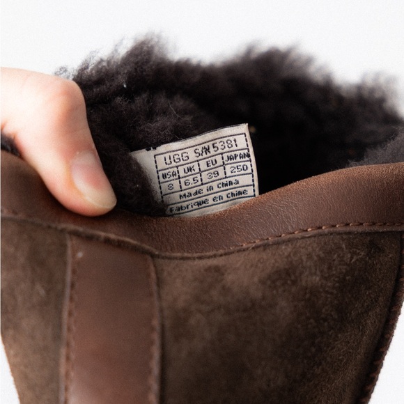 Vintage UGG Australia Women’s Dark Brown Suede and Leather & Sheepskin Boots - Picture 7 of 7